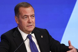 Ông Medvedev 'không đánh giá cao' bà Harris