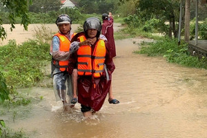 Cảnh báo mưa lớn, gió giật mạnh ở Thừa Thiên-Huế, sơ tán khẩn nhiều hộ dân