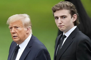 Barron đi bỏ phiếu cho ông Trump