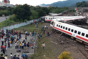 Tàu cao tốc chở gần 400 hành khách trật bánh, 8 toa tàu lật khỏi đường ray: Huy động hơn 100 binh sĩ, nhân viên y tế, lính cứu hỏa đến hiện trường