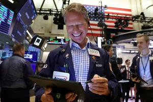 Chứng khoán Mỹ xanh mướt, Dow Jones tăng hơn 1.500 điểm sau chiến thắng của ông Trump