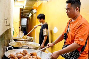 Quán 'siêu nhỏ' ngày bán vài nghìn chiếc bánh rán, khách đứng kín vỉa hè chờ mua