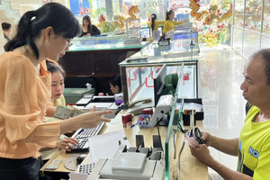 Mỗi lượng vàng giảm gần nửa triệu đồng, cửa hàng hạn chế số lượng bán ra