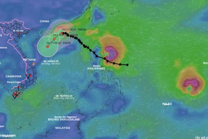 Bão số 8 suy yếu, hai cơn bão rất mạnh tiến sát biển Đông