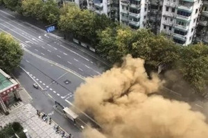 Sập đường tàu điện ngầm nghiêm trọng khiến đường sụt xuống lòng đất, hơn 30 tòa nhà rung lắc và nứt toác, toàn bộ cư dân phải sơ tán khẩn cấp