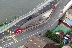 Không chấp nhận 2 căn hộ và 4,5 tỷ tiền bồi thường từ chính quyền, ngôi nhà vỏn vẹn 40m2 bị vây kín bởi cao tốc 4 làn xe và ‘lọt thỏm’ trong hố sâu