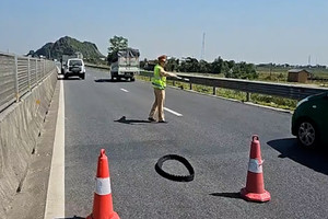 Ô tô liên tiếp hỏng lốp trên cao tốc, Cục CSGT đưa ra khuyến cáo