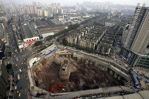 Ngôi nhà ‘cứng đầu’ bị đào 10m xung quanh nhưng vẫn không chịu di dời, chủ đầu tư phải nhượng bộ đền bù một căn hộ mới và 4 triệu tệ