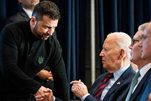 Ông Biden tìm cách xóa nợ cho Ukraine, cho phép Kiev dùng mìn chống bộ binh