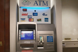 Người dân chuộng chuyển khoản, quét mã QR: Máy ATM và POS ngày càng ít dần