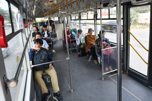 Cảnh trống vắng trên xe buýt nhanh BRT và nhà chờ