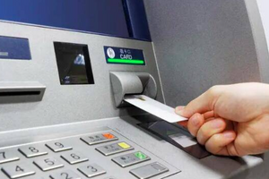 Người phụ nữ rút hơn 1 triệu nhưng ATM ‘nuốt tiền’ không nhả, ngân hàng 5 ngày sau mới giải quyết: Người dân nên làm gì nếu gặp tình huống tương tự?