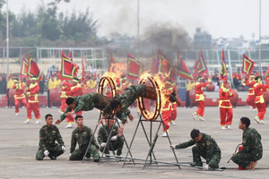 Chiến sĩ 'mình đồng da sắt' nhảy qua vòng lửa luyện tập cho Triển lãm Quốc phòng