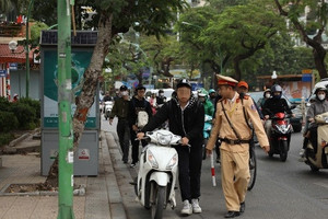 Học sinh được bố mẹ giao xe máy trên 50 phân khối để chở em đi học