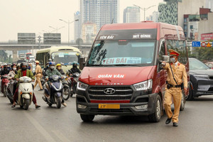 CSGT bí mật ghi hình ô tô khách hợp đồng trá hình, xe limousine vi phạm