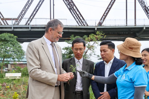 Hành trình của Đại sứ Pháp: Từ cây thảo dược chân cầu Long Biên đến metro Hà Nội