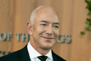 Tỷ phú Jeff Bezos muốn trở thành đồng minh của ông Trump, sẵn sàng hỗ trợ cải cách quy định