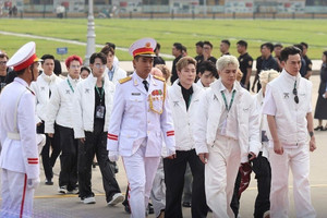 Các nghệ sĩ 'Anh trai say hi' trang nghiêm xếp hàng viếng Lăng Bác