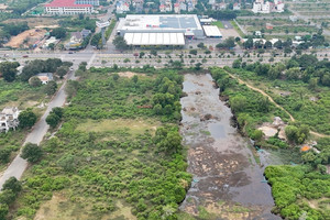 Cảnh hoang tàn bên trong siêu dự án 43ha sau 1 thập kỷ 'đứng im'