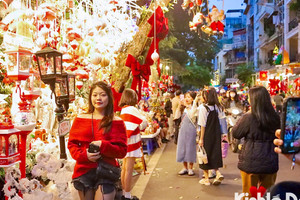 Giới trẻ đổ xô check-in Giáng sinh trên phố Hàng Mã