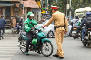 Lý do 'khó chấp nhận' của các tài xế vượt đèn đỏ, đè vạch kẻ đường