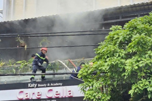 Cháy nghi ngút nhà trọ 7 tầng ở TPHCM, khách thuê hoảng sợ tháo chạy