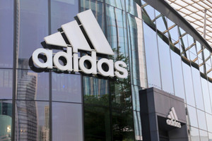 Khám xét trụ sở tại Đức của Adidas