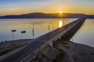 Thử tải cầu vượt biển từng lập kỷ lục dài nhất Việt Nam