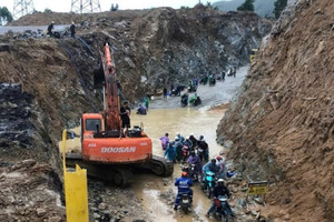 Sạt lở cung đường nguy hiểm bậc nhất Quốc lộ 19 gây ùn tắc hàng chục km