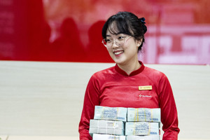 Lãi suất ngân hàng hôm nay 12/12: Muôn kiểu tặng lãi suất cho khách gửi tiền