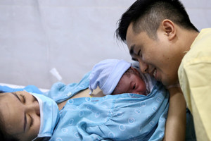 Sau TP. HCM, một tỉnh giàu có 'sát vách' cũng sẽ thưởng tiền cho phụ nữ sinh đủ 2 con trước 35 tuổi