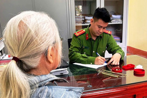 Nhận cuộc gọi tự xưng là công an, cụ bà U80 vội mang 1 cây vàng đi bán