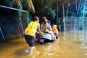 Nhiều nơi ở Nha Trang ngập nặng, nước tràn vào nhà dân