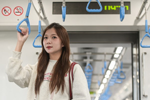 Metro Bến Thành - Suối Tiên rầm rập chạy thử, thiếu nữ hào hứng check-in