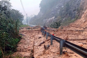 Sạt lở dội khoảng 1.000m3 đất đá xuống đèo Khánh Lê: Giao thông Nha Trang - Đà Lạt bị chia cắt, khẩn trương điều phương tiện đến khắc phục sự cố