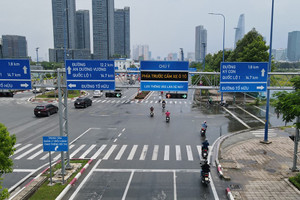 Dừng xe khi đèn xanh có vi phạm luật giao thông?