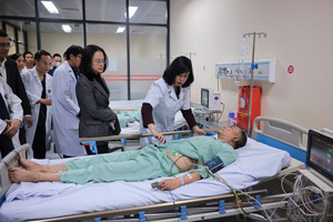 Thống nhất chuyển các nạn nhân vụ phóng hỏa quán cà phê ở Hà Nội đến Bệnh viện Bạch Mai