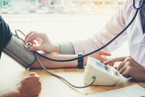 Bác sĩ tim mạch chỉ mẹo hiệu quả giúp kiểm soát huyết áp cao trong mùa đông