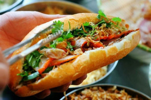 Chỉ với 1 chi tiết nhỏ, chủ quầy bánh mì trên phố Hàng Mã bất ngờ được cộng đồng mạng 'khen hết lời'