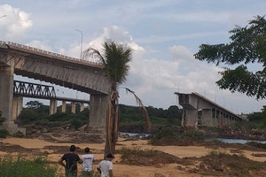 Sập cầu trên tuyến đường huyết mạch khiến ít nhất 11 người và phương tiện rơi sâu 50m, giao thông bị gián đoạn nghiêm trọng