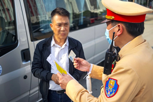 Có thể đổi bằng lái xe tích hợp khi đang bị tước quyền sử dụng bằng lái không?
