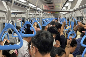 Tàu metro số 1 dừng đột ngột, hành khách hoảng loạn