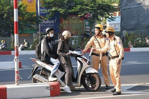 Người dân cần lưu ý điều này khi bị cảnh sát giao thông yêu cầu dừng xe