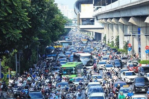 Vài ngày tới, con đường 'giải vây' ách tắc cho nút giao Láng - Ngã Tư Sở sẽ hoàn thành mở rộng