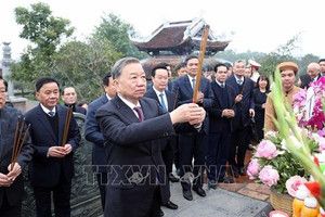 Tổng Bí thư Tô Lâm dâng hương tưởng niệm Chủ tịch Hồ Chí Minh tại Nghệ An