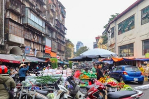 Hà Nội nhộn nhịp sắm lễ: Giá cả tăng nhẹ trước ngày mùng 1 cuối cùng năm Giáp Thìn