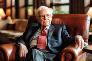 Bất ngờ chi 74 triệu USD gom cổ phiếu của một công ty đang tụt hậu, Warren Buffett đang toan tính điều gì?