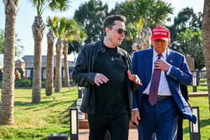 Người giàu nhất hành tinh bỏ xa đối thủ Jeff Bezos 237 tỷ USD nhờ kết bạn với ông Trump