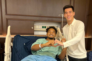 Xuân Son được người dân Nam Định hứa đãi 1 năm ăn bánh chuối miễn phí, tặng cá kho sau khi ra viện