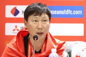 HLV Kim Sang-sik: Tuyển Việt Nam có tiềm năng dự World Cup 2030, mong có cầu thủ thi đấu cho MU